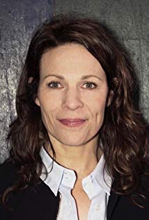 How tall is Lili Taylor?